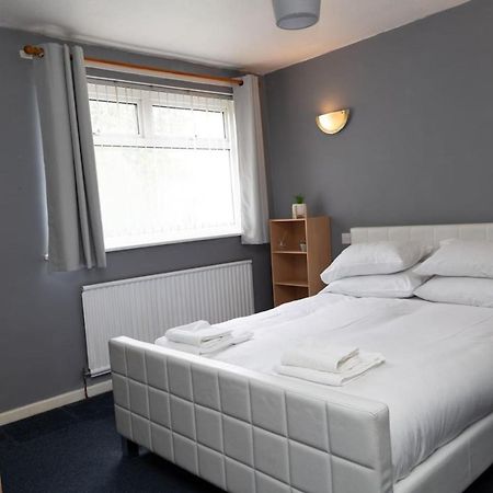3 Bed Home Sleeps 8 People Located 1 Min From Train Stop - Otley Terrace Олдхам Экстерьер фото