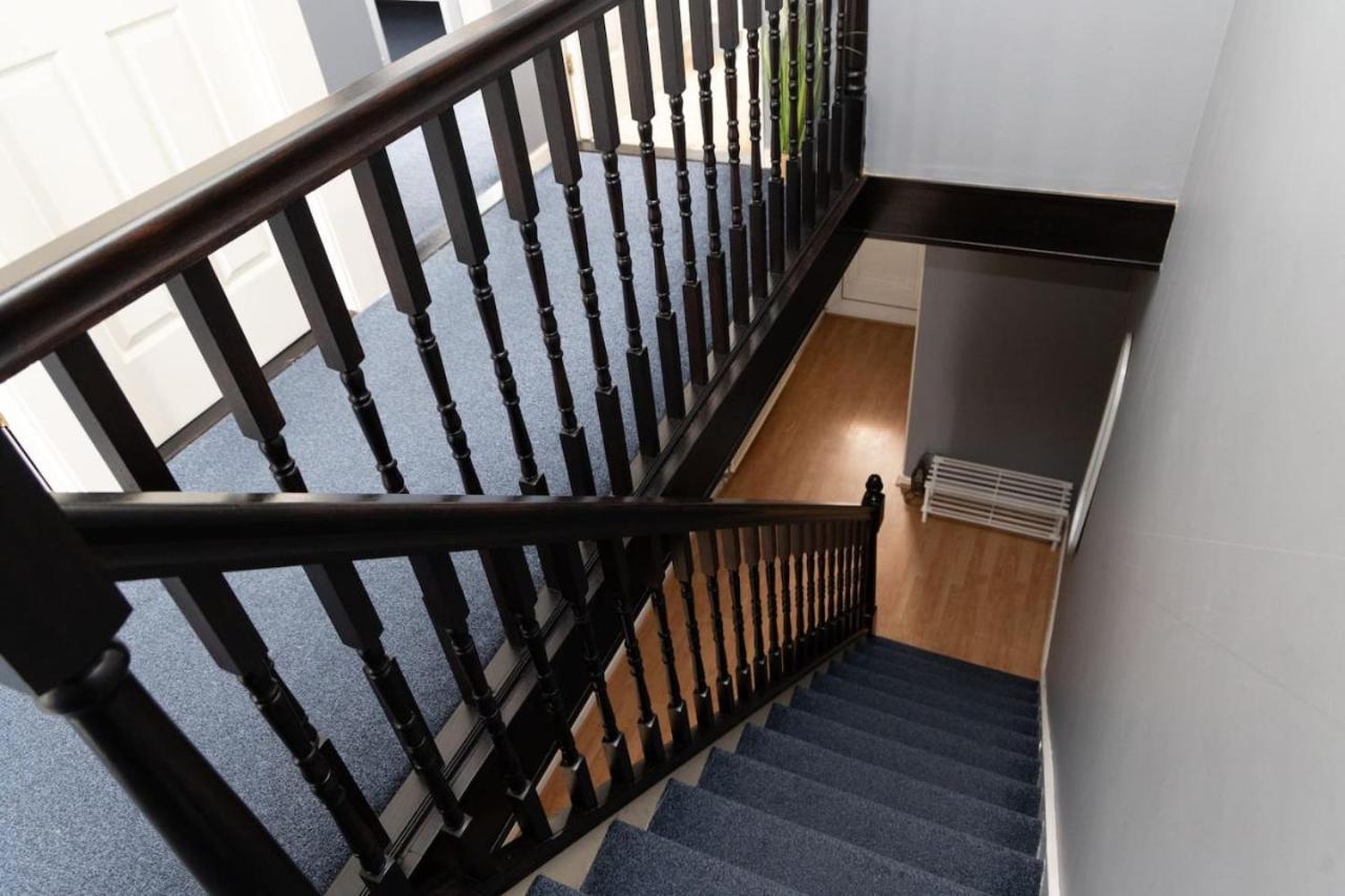 3 Bed Home Sleeps 8 People Located 1 Min From Train Stop - Otley Terrace Олдхам Экстерьер фото