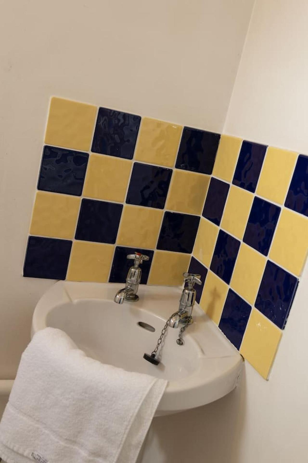 3 Bed Home Sleeps 8 People Located 1 Min From Train Stop - Otley Terrace Олдхам Экстерьер фото