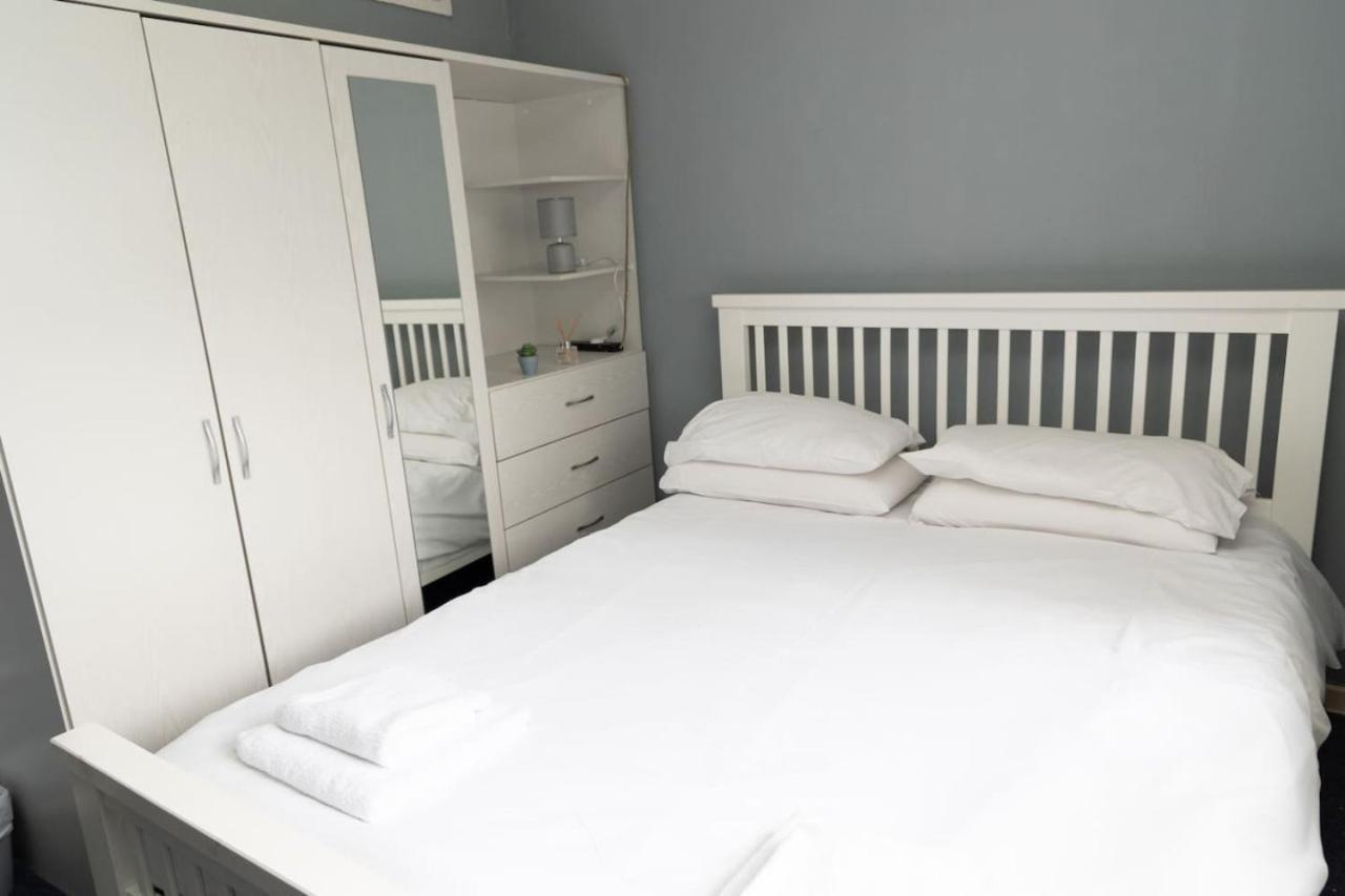 3 Bed Home Sleeps 8 People Located 1 Min From Train Stop - Otley Terrace Олдхам Экстерьер фото