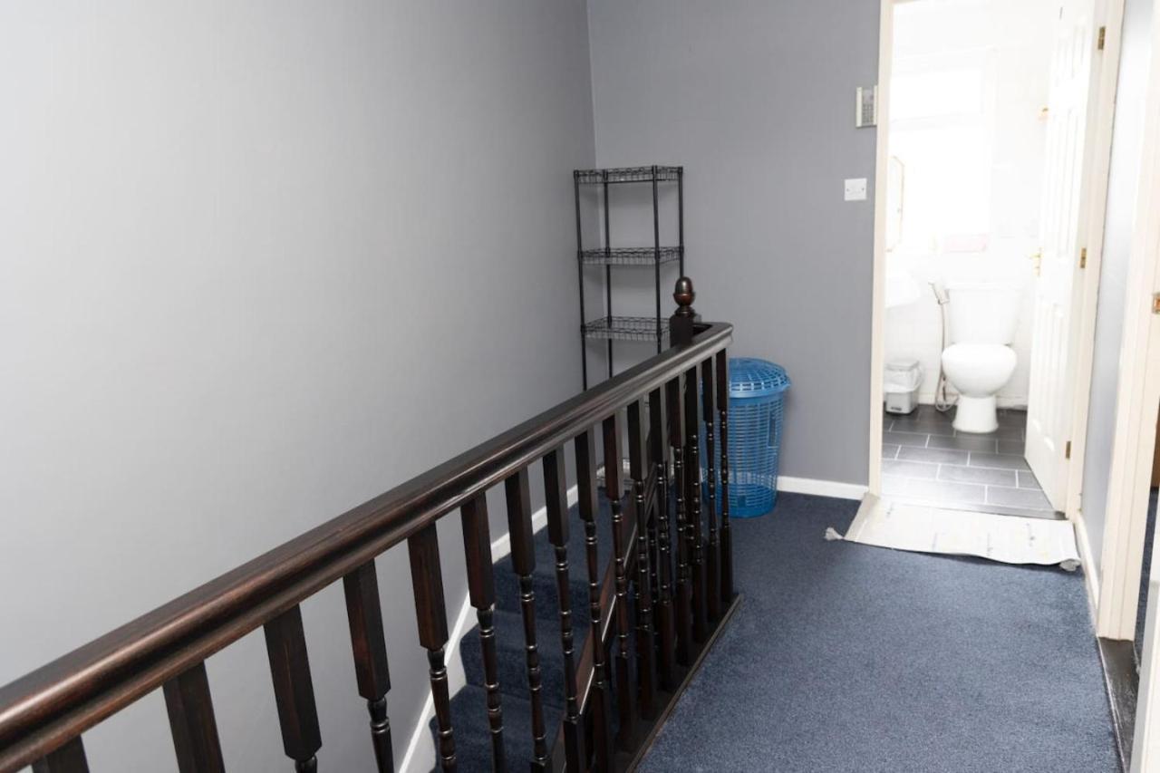 3 Bed Home Sleeps 8 People Located 1 Min From Train Stop - Otley Terrace Олдхам Экстерьер фото