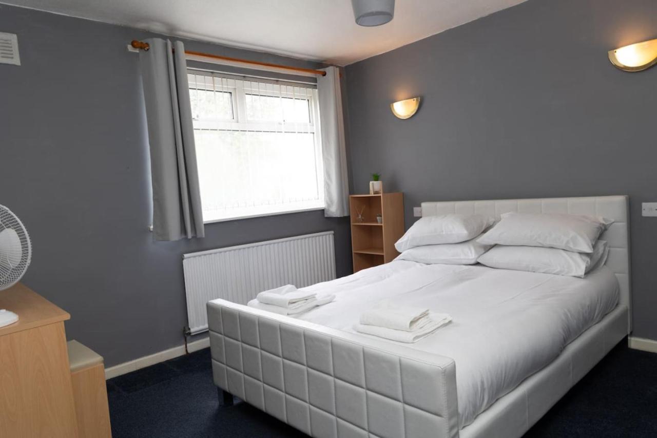 3 Bed Home Sleeps 8 People Located 1 Min From Train Stop - Otley Terrace Олдхам Экстерьер фото