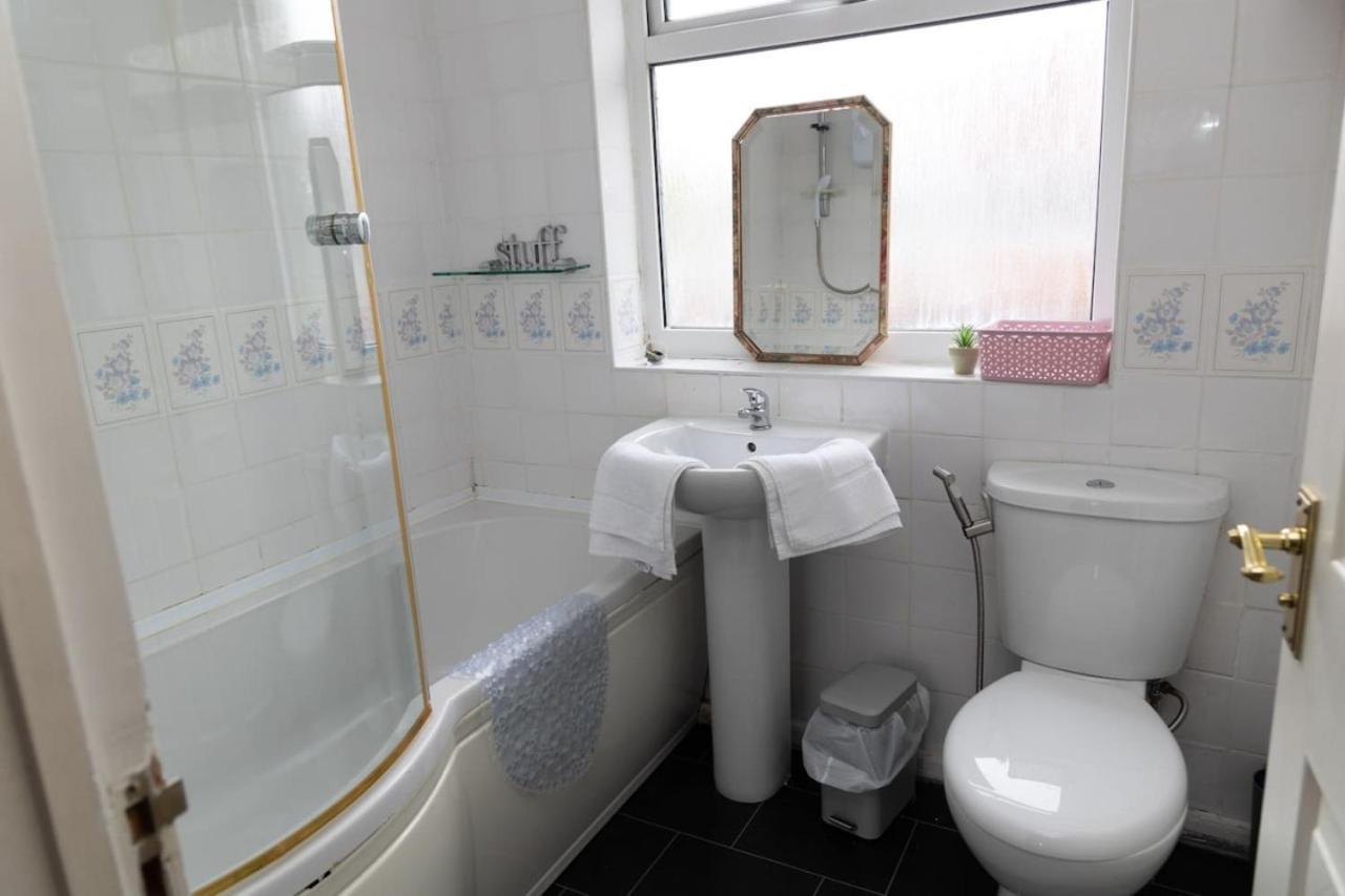 3 Bed Home Sleeps 8 People Located 1 Min From Train Stop - Otley Terrace Олдхам Экстерьер фото